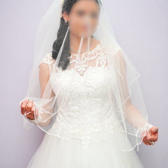 Wedding Dress, with hoop skirt, veil & accessories Size 10, Monica Loretti - Picture 6 of 10